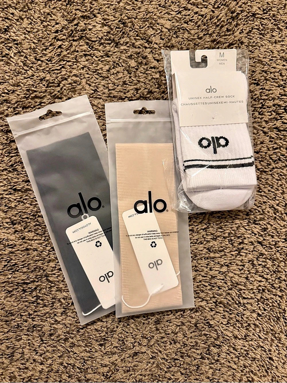 alo Unisex Half-Crew Sock Striped Socks in White & Black Size Medium NWT